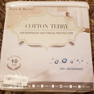 NWOT Cotton terry waterproof mattress protector